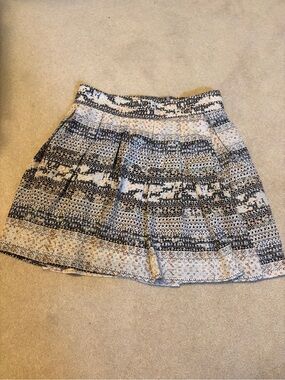 BCBGeneration White and Navy Patterned Pleated Skort